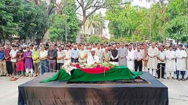 সহকর্মীদের ফুলেল শ্রদ্ধায় সিক্ত আবদুল গাফ্‌ফার চৌধুরী