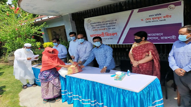 রাজশাহীতে জেলা প্রশাসনের উদ্যোগে অসহায়দের মাঝে খাদ্যসামগ্রী বিতরণ