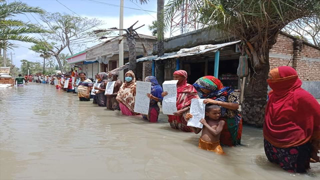 সাতক্ষীরায় টেকসই বেড়িবাঁধ নির্মাণের দাবীতে কোমর পানিতে দাঁড়িয়ে মানবন্ধন