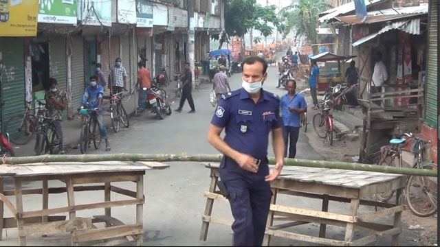 লকডাউনে সাতক্ষীরা শহর জুড়ে পুলিশের ব্যারিকেড