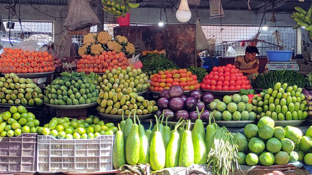 লকডাউনের অজুহাতে চড়া সবজির বাজার