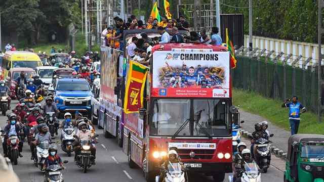 কলম্বোর বিক্ষুব্ধ রাজপথে চলছে বিজয় উৎসব