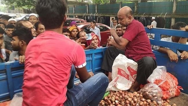 টিসিবিতে পেঁয়াজ বিক্রি হচ্ছে ৩০ টাকায়