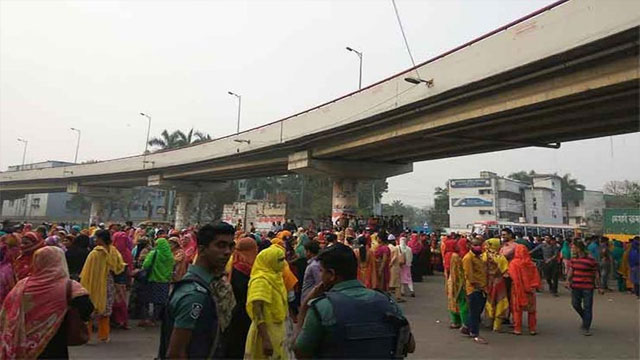 তেজগাঁও সড়কে পোশাকশ্রমিকদের বিক্ষোভ