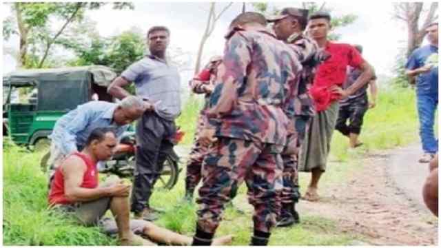 থানচি জীবননগরে পাহাড় থেকে পর্যটকবাহী মাইক্রোবাস খাদে পড়ে নিহত ২