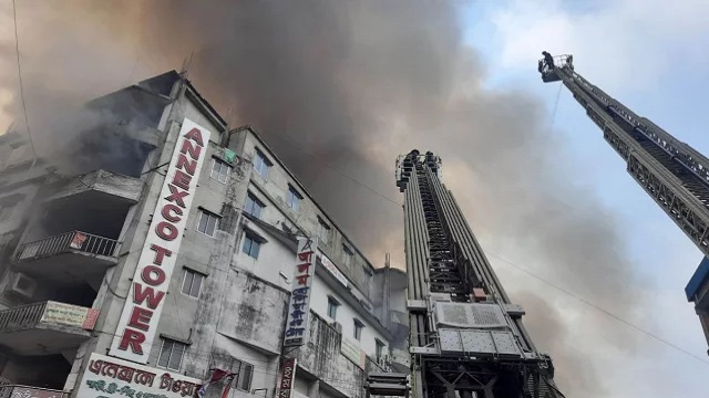 এনেক্সকো টাওয়ারে এখনো জ্বলছে আগুন