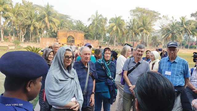 বিদেশি পর্যটক, ছবি: সংগৃহীত