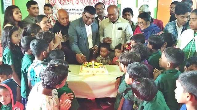 ফকিরহাটে কেক কেটে ও প্রার্থনার মাধ্যমে বড়দিন পালন