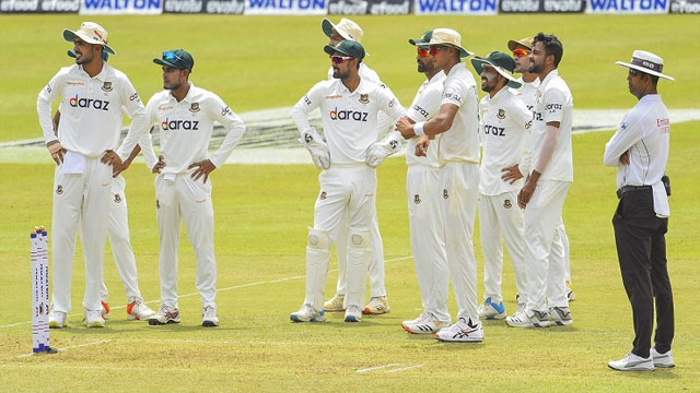 আলোর স্বল্পতায় বন্ধ খেলা, শ্রীলঙ্কা ৪৬৯