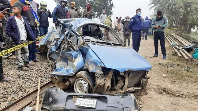 বিরামপুরে মাইক্রোবাসে ট্রেনের ধাক্কা ৩ জন নিহত