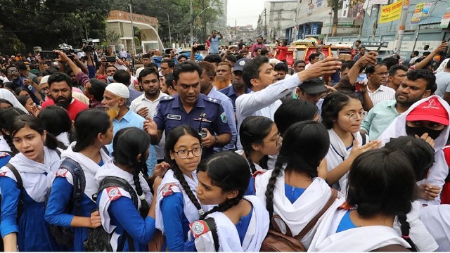 বগুড়ায় শিক্ষার্থীদের বিক্ষোভ