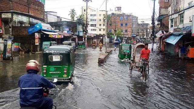 ভোরের বৃষ্টিতে প্লাবিত চট্টগ্রামের বিভিন্ন এলাকা