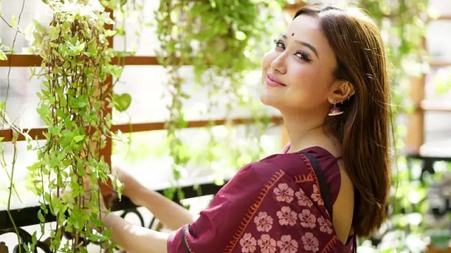 সড়ক দুর্ঘটনায় আহত অভিনেত্রী চমক