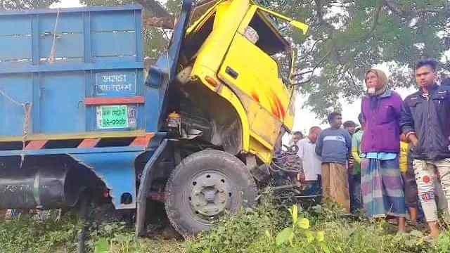 চুয়াডাঙ্গায় গরুবোঝাই ট্রাক নিয়ন্ত্রণ হারিয়ে নিহত-২