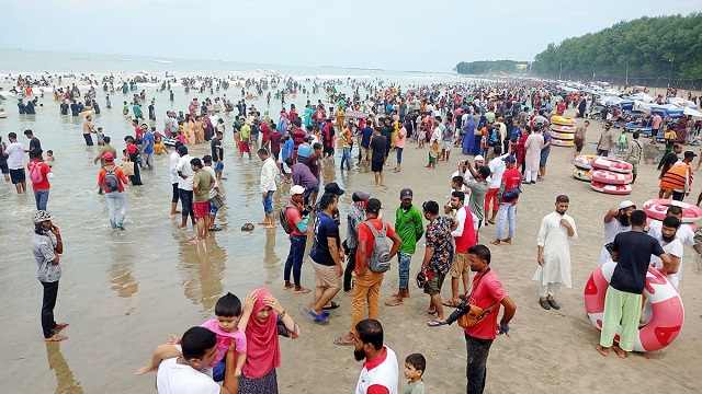 কক্সবাজারে পর্যটকের ঢল