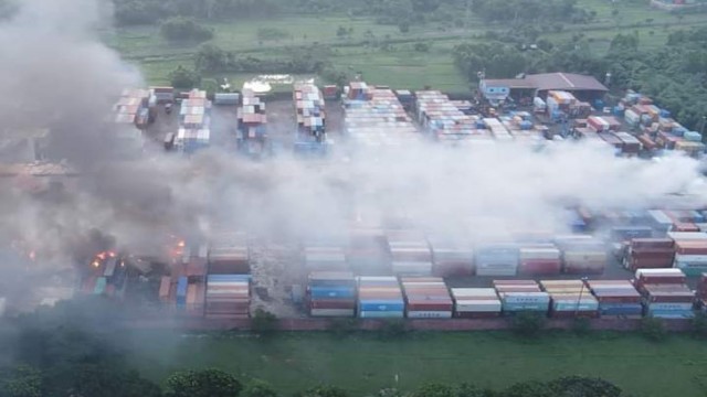 পুরোপুরি নিভেনি আগুন, উঠছে ধোঁয়া