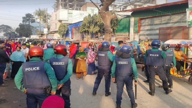 ঢাকা-ময়মনসিংহ মহাসড়ক অবরোধ করেছে পোশাকশ্রমিকরা