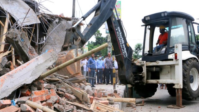 ফুটপাতে গড়ে উঠা অনুমোদনহীন পুলিশবক্স উচ্ছেদ করল ডিএনসিসি