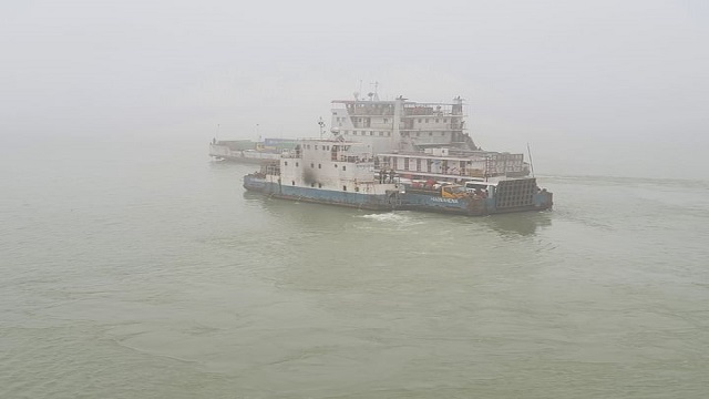 ঘন কুয়াশার কারণে দৌলতদিয়া-পাটুরিয়া নৌরুটে ফেরি চলাচল বন্ধ