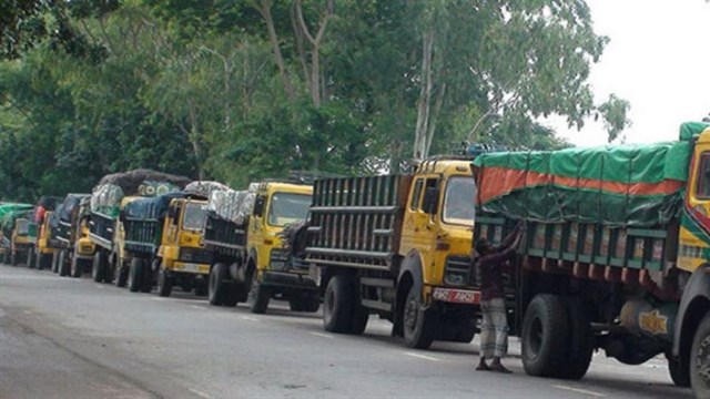 দৌলতদিয়ায় ৫ কিমি পণ্যবাহী ট্রাকের সারি