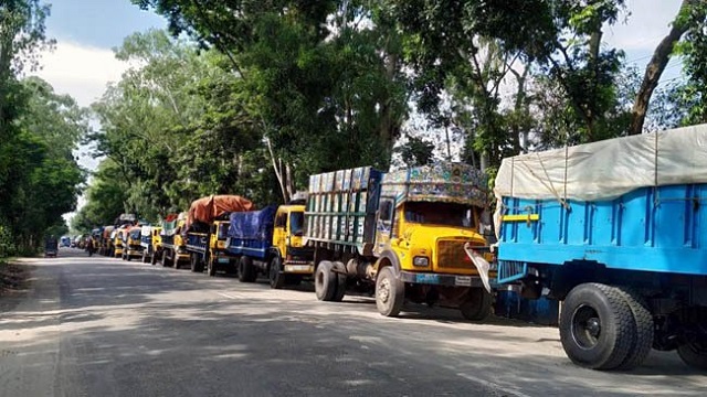 দৌলতদিয়ায় ফেরির অপেক্ষায় শত শত যানবাহন