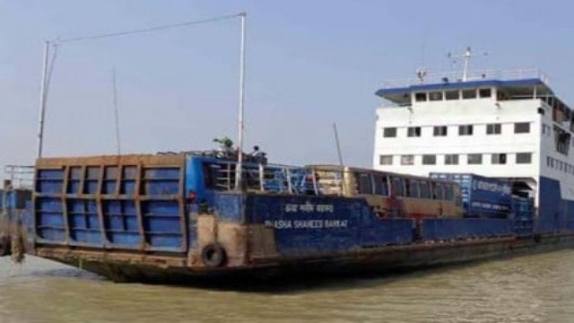 তীব্র স্রোতে বাংলাবাজার-শিমুলিয়ায় ফেরি চলাচল বন্ধ