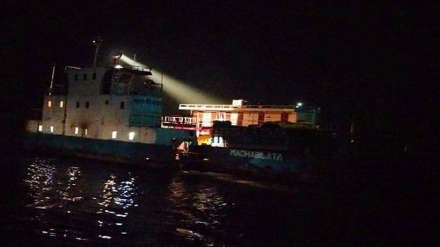 সাড়ে ৬ ঘণ্টা পর মাঝ নদীতে আটকা ফেরি উদ্ধার