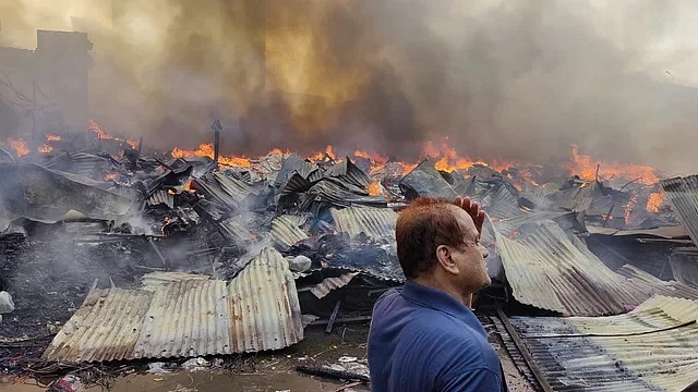 বঙ্গবাজারে অগ্নিকাণ্ড