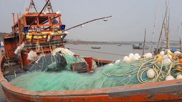 বাংলাদেশ জলসীমায় অনুপ্রবেশ করায় ৩১ ভারতীয় জেলেকে আটক