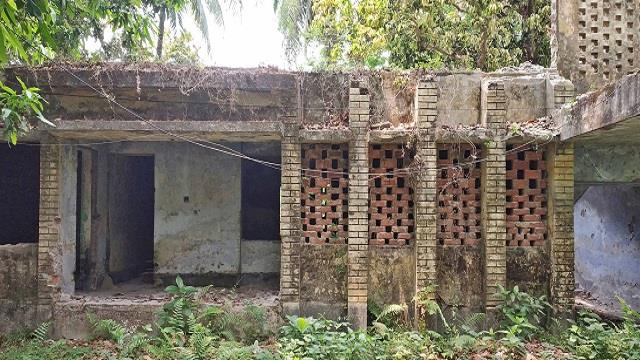 আবাসন সংকটে ফকিরহাট উপজেলা স্বাস্থ্য কমপ্লেক্স