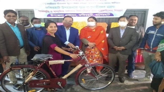 ফকিরহাটে ক্ষূদ্র নৃ-গোষ্ঠীর শিক্ষার্থীদের বাইসাইকেল ও শিক্ষাবৃত্তি প্রদান