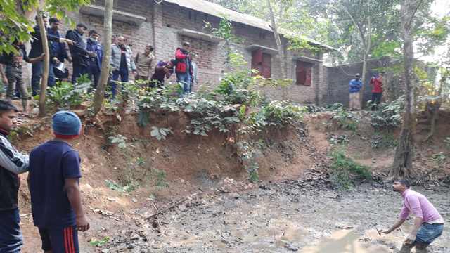 আটক আল আমিনের দেয়া তথ্য মতে তার উপস্থিতিতে ডোবা থেকে আর একটি চাকু উদ্ধার করে পুলিশ