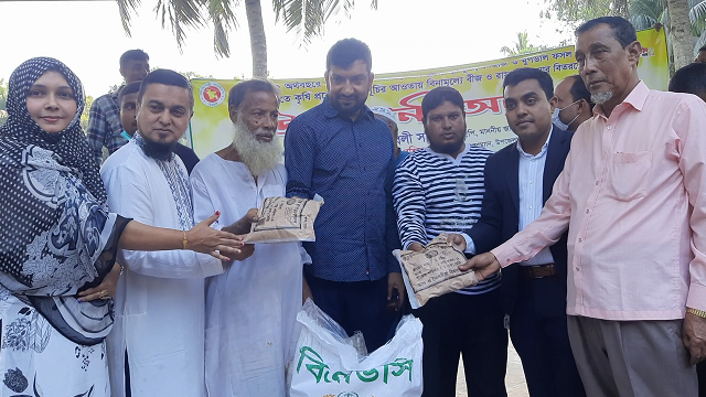 ৯৬০ কৃষক কে বিনামূল্যে সরিষা বীজ ও রাসায়নিক সার বিতরণ