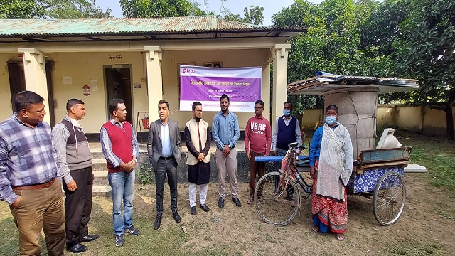 হিলিতে ৬০ জন আদিবাসী পেল টয়লেটের উপকরণ