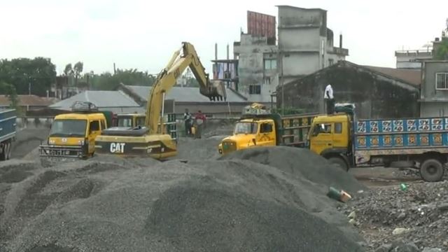 হিলি স্থলবন্দর দিয়ে ভারত থেকে পাথর আমদানি বন্ধ