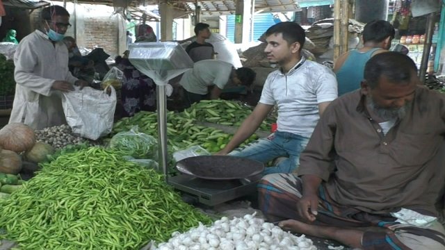 হিলিতে সপ্তাহের ব্যবধানে কেজিতে ২০ টাকা বেড়েছে কাঁচা মরিচের দাম