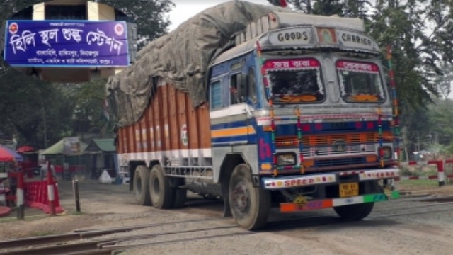 হিলি স্থলবন্দর দিয়ে গম আমদানি শুরু