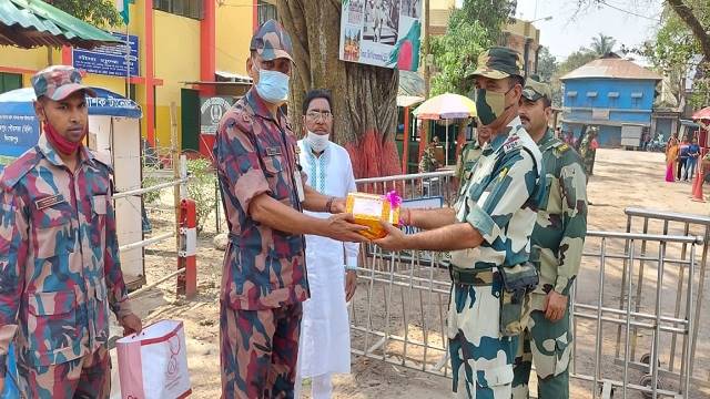 ৫১ তম স্বাধীনতা দিবসে বিএসএফ’কে মিষ্টি উপহার দিলো বিজিবি