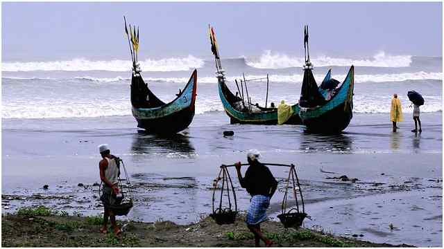 ঘূর্ণিঝড়ে রূপ নিলো সিত্রাং, ৪নম্বর সতর্ক সংকেত