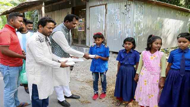 শেখ রিজিয়া নাসেরের মৃত্যুবার্ষিকী উপলক্ষে কোটালীপাড়ায় পথ শিশুদের মাঝে খাবার বিতরণ