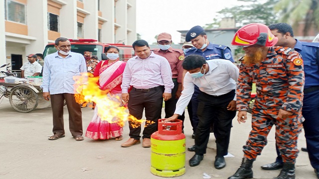 হাত দিয়ে আগুন নিভালেন ইউএনও