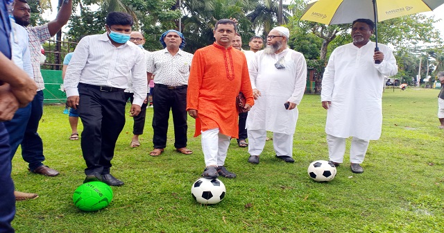 কোটালীপাড়ায় ১৬দলীয় ফুটবল টুর্নামেন্টের উদ্বোধন