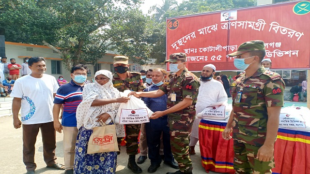 কোটালীপাড়া ও টুঙ্গিপাড়ায় সেনাবাহিনীর ত্রাণসামগ্রী বিতরণ