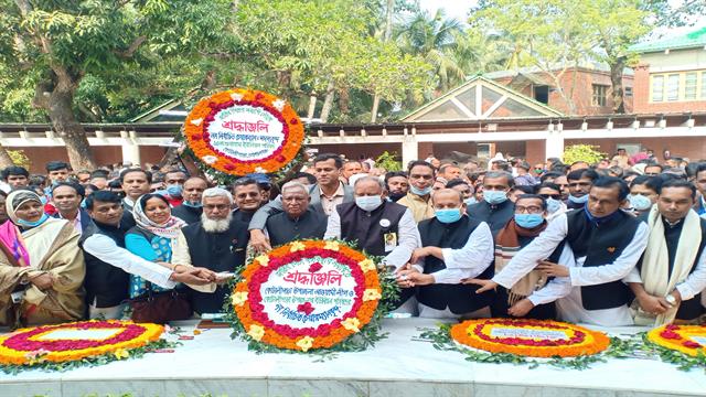 জাতির পিতার সমাধি সৌধে কোটালীপাড়ার নব-নির্বাচিত ৯ ইউপি চেয়ারম্যানের শ্রদ্ধা নিবেদন