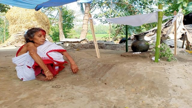 ৩ দিন ধরে স্বামীর সমাধির পাশে বসে শুধুই বিলাপ করছেন পারুলি বালা