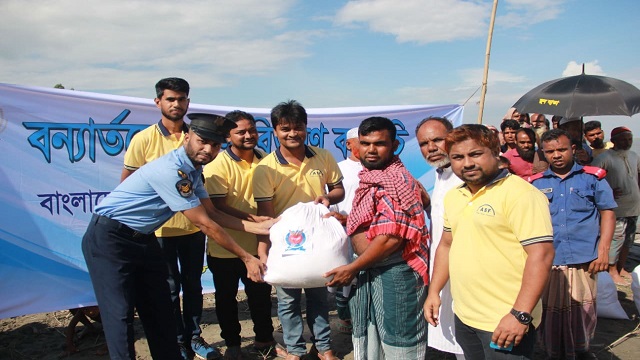 কুড়িগ্রামে বন্যার্তদের ত্রাণ বিতরণ করেছে আফজাল সাজেদা ফাউন্ডেশন