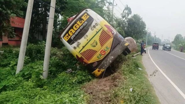 যাত্রীবাহী বাস নিয়ন্ত্রণে নিয়ে ডাকাতি, ধর্ষণ