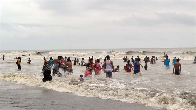 ভালোবাসা দিবসে কুয়াকাটা সৈকতে হাজারো পর্যটকদের ভিড়