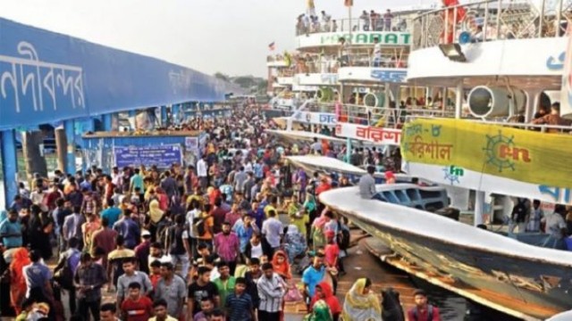 ছাদে যাত্রী বহন করায় সদরঘাটে ৪ লঞ্চকে জরিমানা