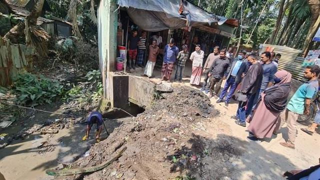 লক্ষ্মীপুরে খাল ও ড্রেন অবৈধ দখল উচ্ছেদে পৌর মেয়রের অভিযান